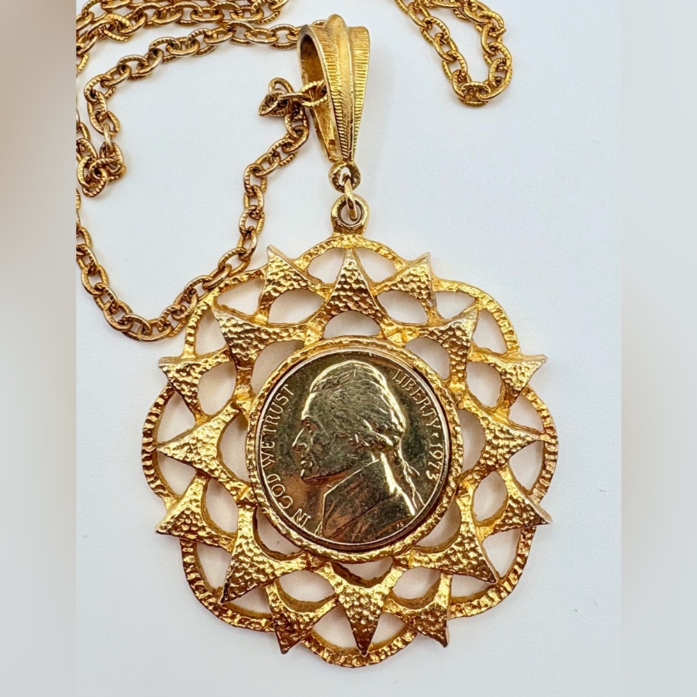 Vintage 1973 Gold Tone Nickel Pendant Necklace